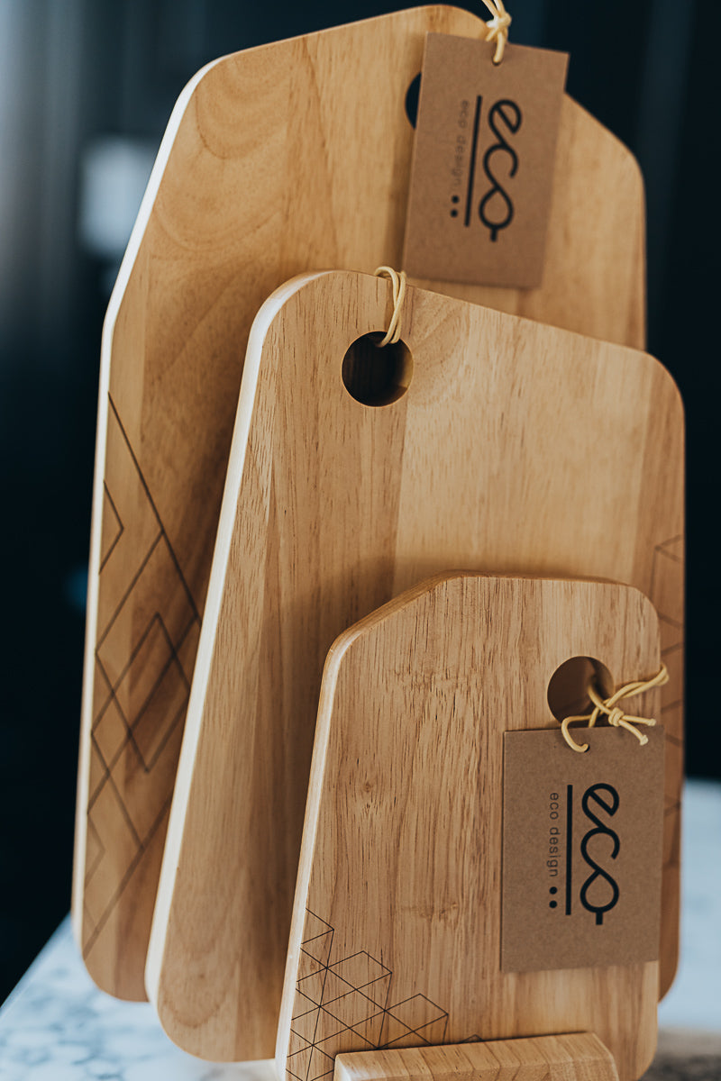 Design Servierbrett‑Set aus Holz mit Ständer