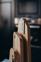 Design Servierbrett‑Set aus Holz mit Ständer
