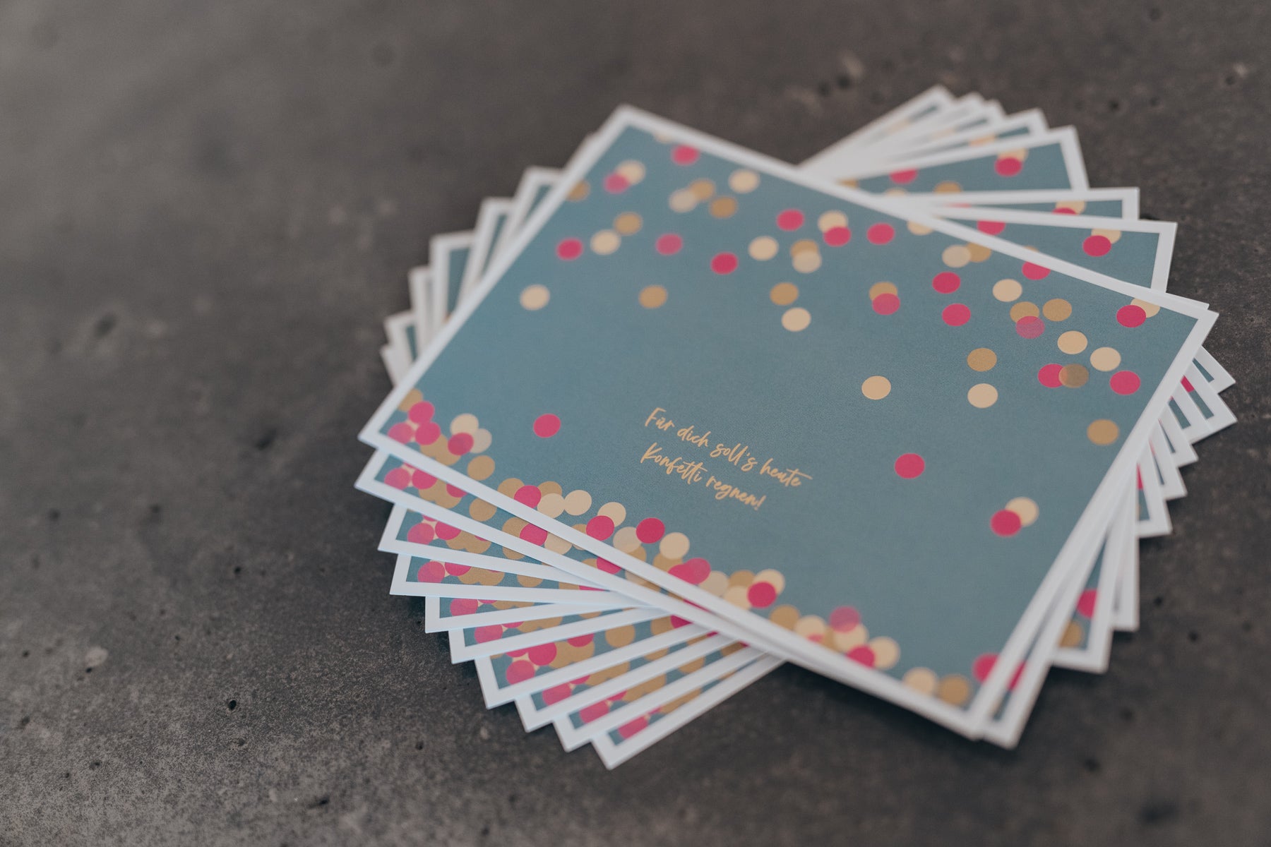 Konfetti regnen | Postkarte | Geburtstag