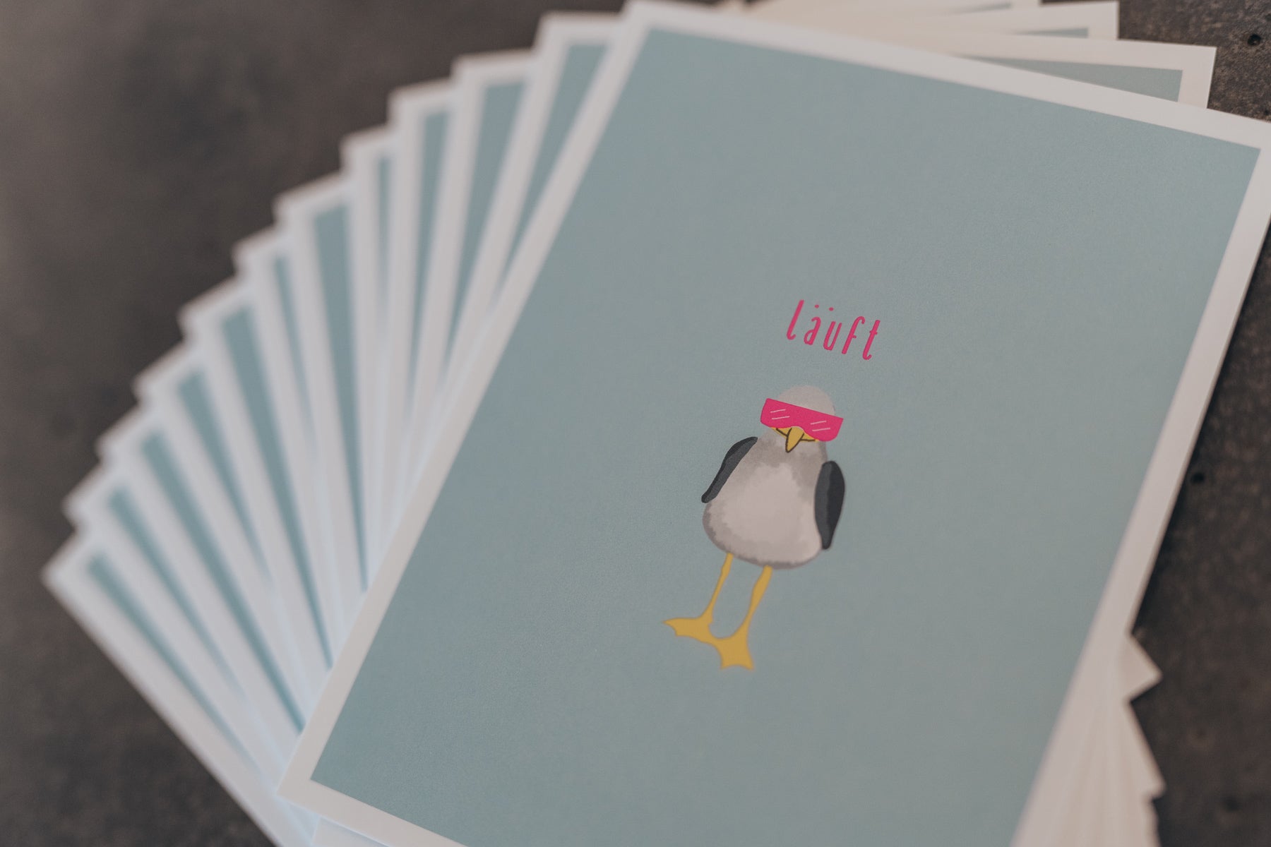 Möwe läuft | Grußkarte | Neon Postkarte